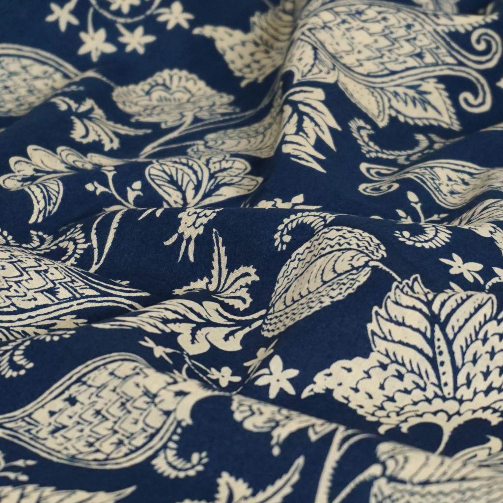 Voile leichte Baumwolle Blüten Ranken dunkelblau beige